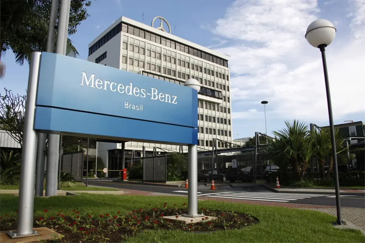 Faixada da fabrica da Mercedes-Benz Caminhões no Brasil