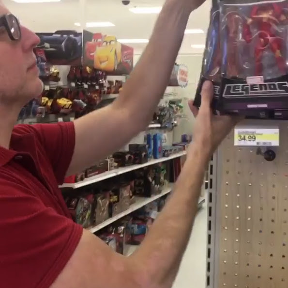 Guardians of the Galaxy Director James Gunn rearranging the toys in Target :「ガーディアンズ・オブ・ザ・ギャラクシー」のおもちゃが売れるように、お店で思わず、商品を並べ替えてしまったジェームズ・ガン監督 ! !