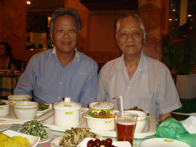李會長(左)與上海復旦大學藥學院院長退休的P33奚念朱大學長(右)合照