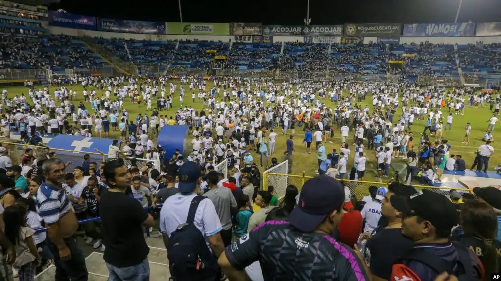 Estampida dejó 9 muertos en estadio de El Salvador