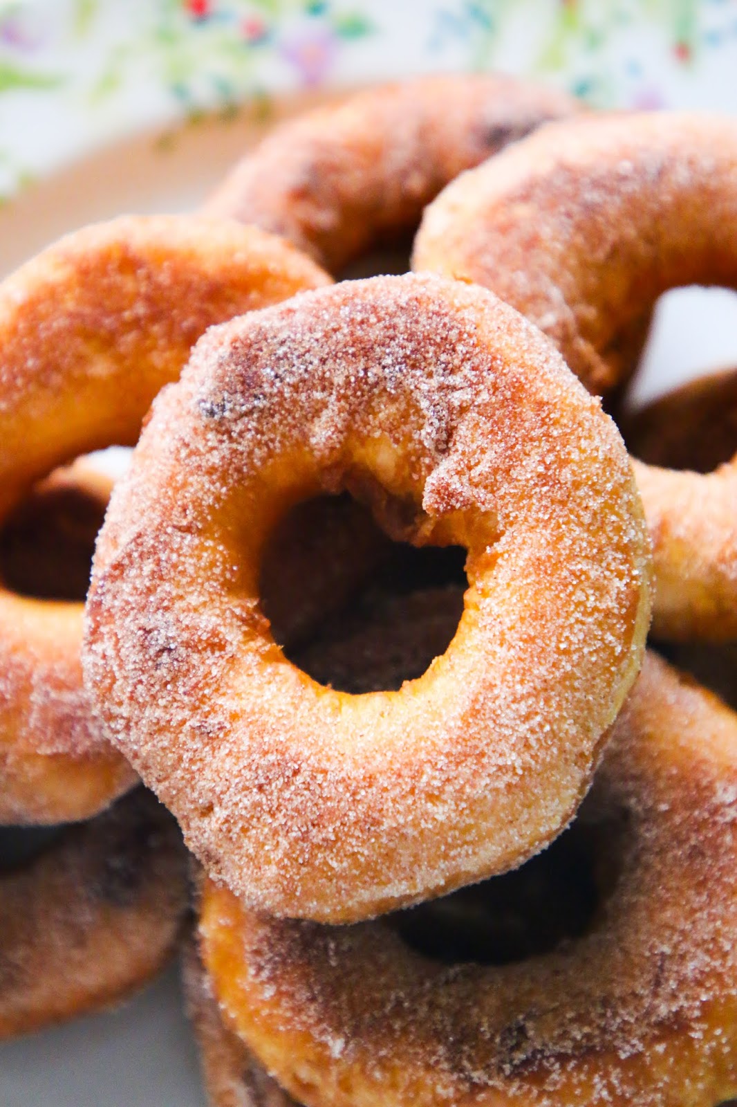 How to make donuts from canned biscuits. Biscuit donuts glaze. Biscuit donut holes. Biscuit donuts air fryer. Canned biscuit jelly donuts. Biscuit donuts from scratch. How to make donut glaze. Biscuit donuts powdered sugar. Frozen biscuit donuts. Easy donut recipe. Easy treat idea. Family home evening treat idea. The best biscuit donuts. #biscuit #donuts #doughnuts #treats #familyhomeevening #fhe #breakfast #dough