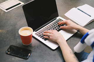 Launch your graphic design career from scratch! Learn how to build a portfolio, find clients, and succeed as a freelance graphic designer, even with n
