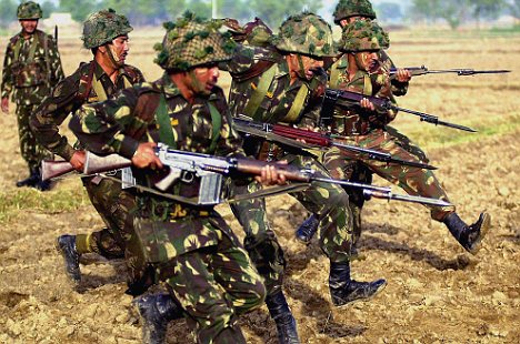 indian army soldiers with weapons
