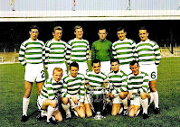 CELTIC F. C. DE GLASGOW - Glasgow, Escocia, Gran Bretaña - Temporada 1966-67 - Craig, Gemmel, McNeill, Simpson, Murdoch y Clark; Johnstone, Wallace, Lennox, Auld y Chalmers - CELTIC GLASGOW 2 (Gemmel, Chalmers) INTER DE MILÁN 1 (Sandro Mazzola) - 25/05/1967 - Copa de Europa, final - Lisboa, Portugal, estadio Nacional - El equipo del Celtic posa con su primera y única Copa de Europa