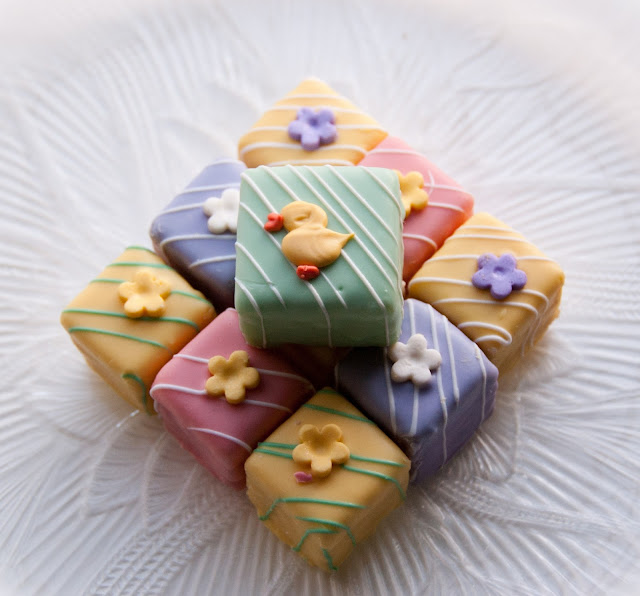 Happy Easter Petits Fours wallpaper
