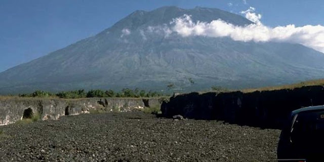 Gubernur Bali Imbau Warga Sekitar Gunung Agung untuk Mengungsi