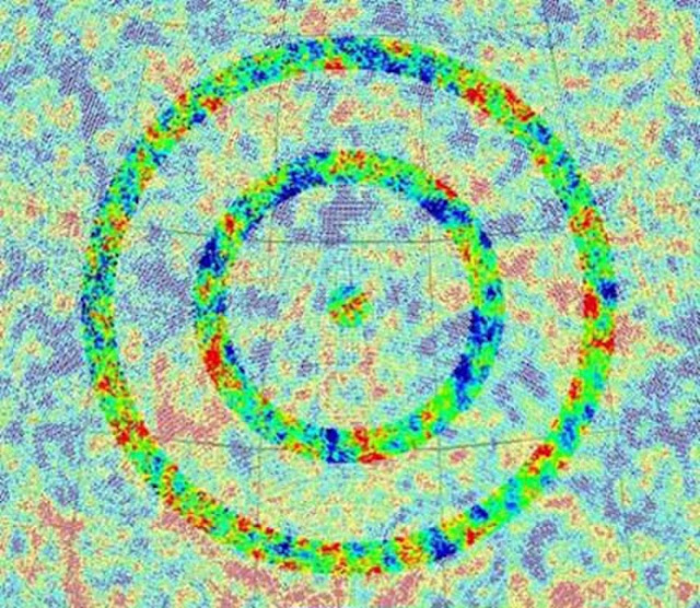 pola-konsentris-cincin-latar-belakang-gelombang-mikro-kosmik-informasi-astronomi