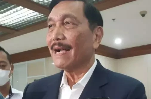 Samperin Rocky Gerung, Opung Luhut: Anda Kritik Saya, Anda Juga Kritik Presiden Jokowi, Saya Lihat Anda Ini….