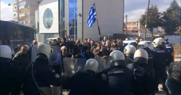 Eπεισόδια και επίθεση της ΕΛΑΣ με χημικά στην Πτολεμαΐδα σε ομιλία των Κ. Χατζηδάκη και Α. Γεωργιάδη (βίντεο)