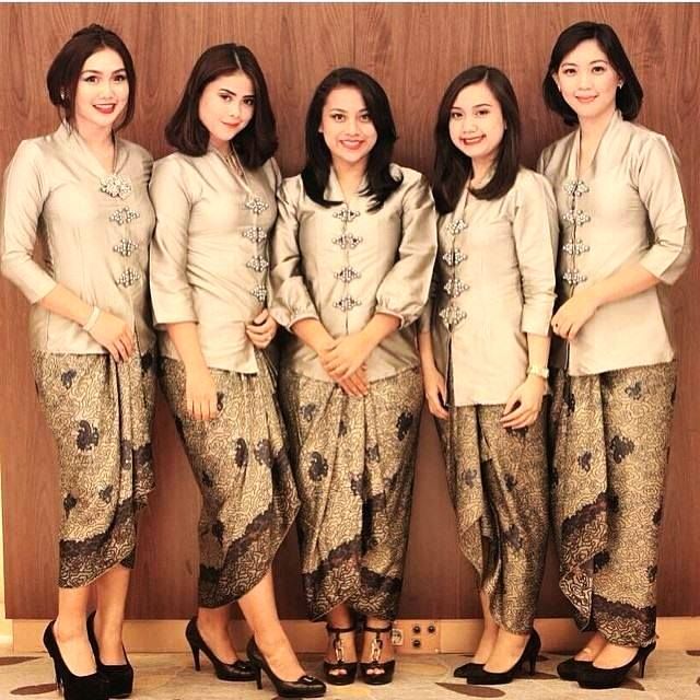  24 model  kebaya  batik  modern wanita untuk  pesta  lengan 