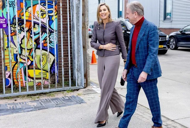 Queen Maxima wore a gray jacket by Natan. Celedonio spider brooch. Natan gray wide leg trousers