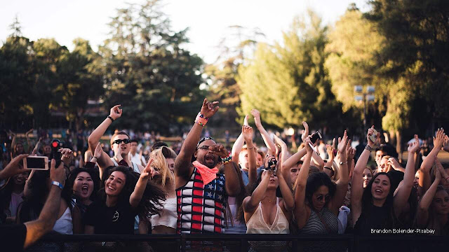 Participantes num festival de música.