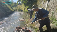 Di Sungai Cidurian Satgas Sektor 22 Sub 02 Mengangkat Sampah Hingga 2 Kintal