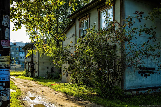 Старое деревянное здание в лучах солнца