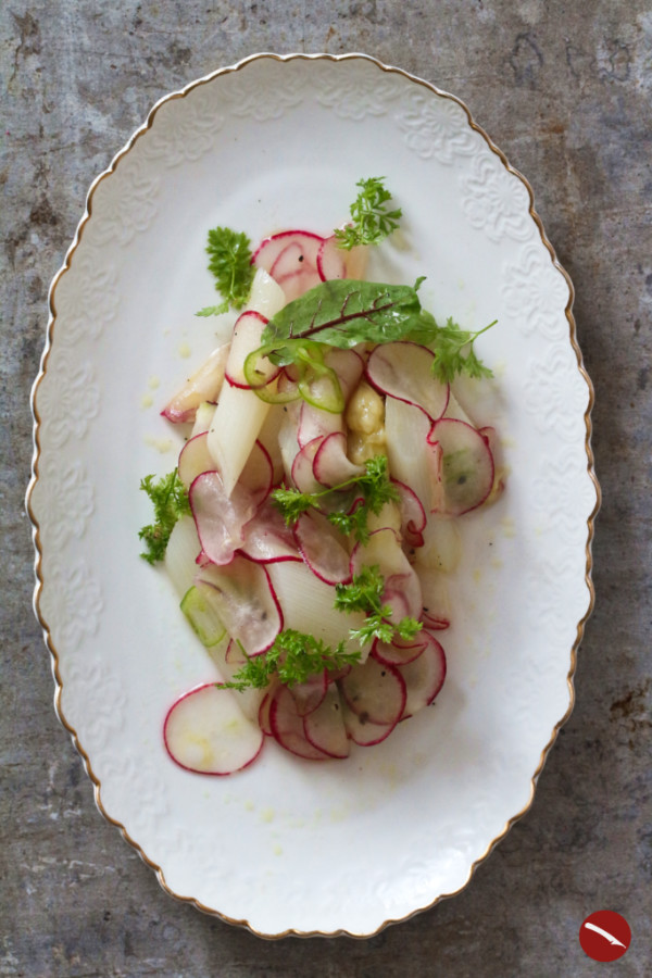 Rezept für zarten, hocharomatischen Spargel-Radieschen-Salat. Was alles ändert: die hauchfein gehobelten, marinierten Radieschen und der leicht gedämpfte Spargel #spargelrezepte #spargelsaison #grüner_spargel #gedämpfter_Spargel #radieschen #vegan #salat #raw #rohkost #rezepte #arthurstochterkocht #foodblog
