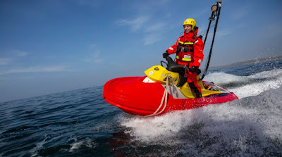 Rescuereunner med förare till havs