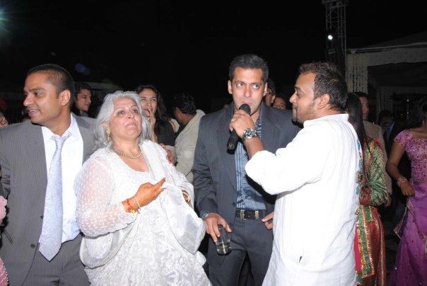 [Salman+Khan+@+Beena+Kak's+son's+post-wedding+party3.jpg]