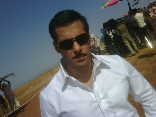 salman khan is back on silver screen with action movie Dabangg