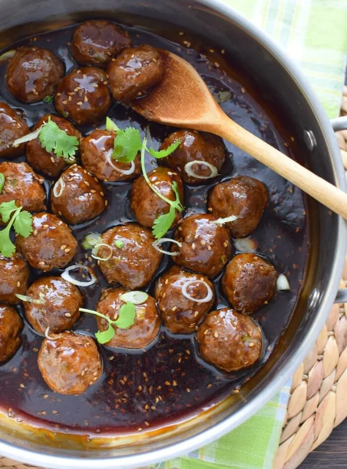 Receta de albóndigas teriyaki, la salsa se prepara con salsa de soya, jengibre fresco, también se agregan semillas de ajonjolí