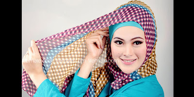 Cara Memakai Jilbab  kerudung Kreasi Cantik Segi Empat Motif Tartan Modern