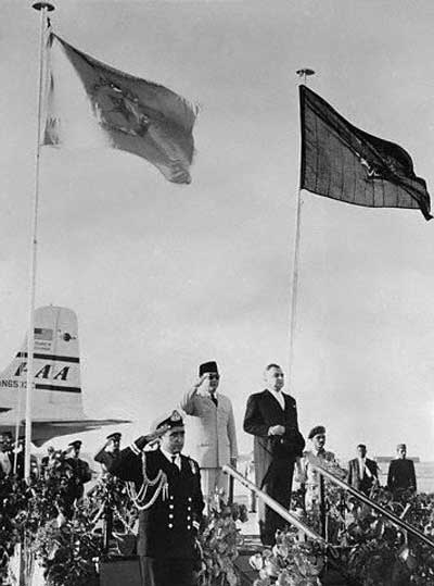 Presiden Soekarno sedang bercakap-cakap dengan Presiden Kuba