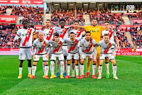 RAYO VALLECANO DE MADRID. Temporada 2022-23. Pathé Ciss, Florian Lejeune, Abdul Mumin, Santi Comesaña, Stole Dimitrievski, Sergio Camello. Isi Palazón, Fran García, Álvaro García, Óscar Trejo, Ivan Balliu. GIRONA F. C. 2 RAYO VALLECANO DE MADRID 2 Jueves 29/12/2022, 17:00 horas. Campeonato de Liga de 1ª División, jornada 15. Girona, estadio Municipal de Montilivi: 11.541 espectadores. GOLES: ⚽0-1: 2’, Sergio Camello. ⚽1-1: 34’, Taty Castellanos, de penalti. ⚽1-2: 62’, Isi Palazón. ⚽2-2: 75’, Samu Saiz, de penalti.