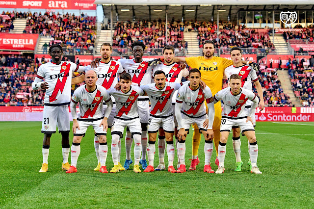 RAYO VALLECANO DE MADRID. Temporada 2022-23. Pathé Ciss, Florian Lejeune, Abdul Mumin, Santi Comesaña, Stole Dimitrievski, Sergio Camello. Isi Palazón, Fran García, Álvaro García, Óscar Trejo, Ivan Balliu. GIRONA F. C. 2 RAYO VALLECANO DE MADRID 2 Jueves 29/12/2022, 17:00 horas. Campeonato de Liga de 1ª División, jornada 15. Girona, estadio Municipal de Montilivi: 11.541 espectadores. GOLES: ⚽0-1: 2’, Sergio Camello. ⚽1-1: 34’, Taty Castellanos, de penalti. ⚽1-2: 62’, Isi Palazón. ⚽2-2: 75’, Samu Saiz, de penalti.