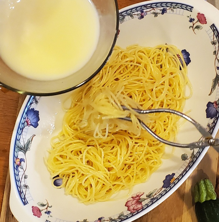 linguine with garlic sauce and ready for garnishing with truffle oil