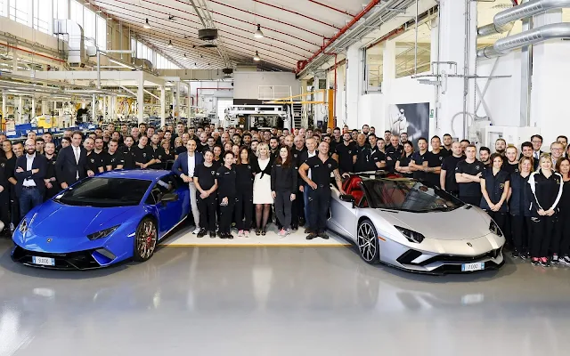 Lamborghini comemora recordes de Aventador e Huracán