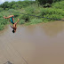 Barragem Grande transborda em rio Jacuípe e banhistas aproveitam para se divertirem