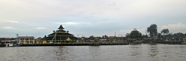 Wisata Sungai Kapuas Pontianak menggunakan kapal galaherang