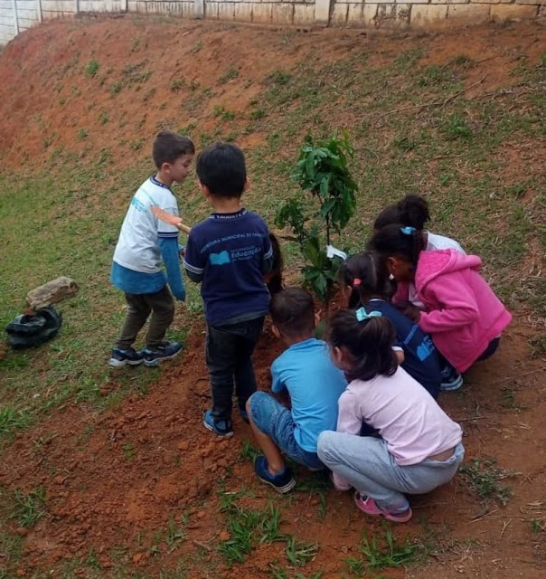 Mais um dia de plantio de árvores nas escolas da rede municipal de ensino!