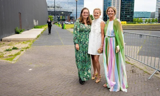 Princess Mabel of Orange-Nassau attended the 30th edition of the Amsterdam Dinner. White satin mini dress and pearl earring