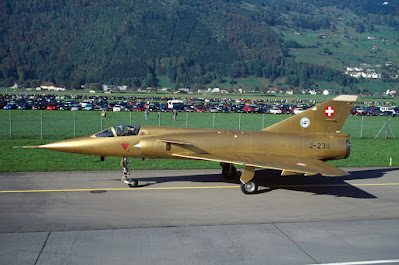 J-2311 in der offiziellen Farewell-Bemalung in Gold