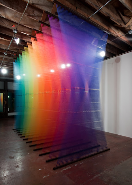 Instalacion con hilos de colores de Gabriel Dawe. Rainbow colored thread installation