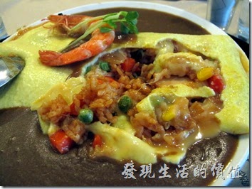 台南-洋蔥咖哩工房。番茄起司海鮮咖哩蛋包飯，辛辣度二級，掀開外面的蛋皮，裏頭的飯粒還粒粒分明，吃起來軟順還不時拉著起司的絲線，夾雜著海鮮入口，感覺很滿足，不過個人覺得番茄與咖哩似乎並不是搭的那麼好就是了。