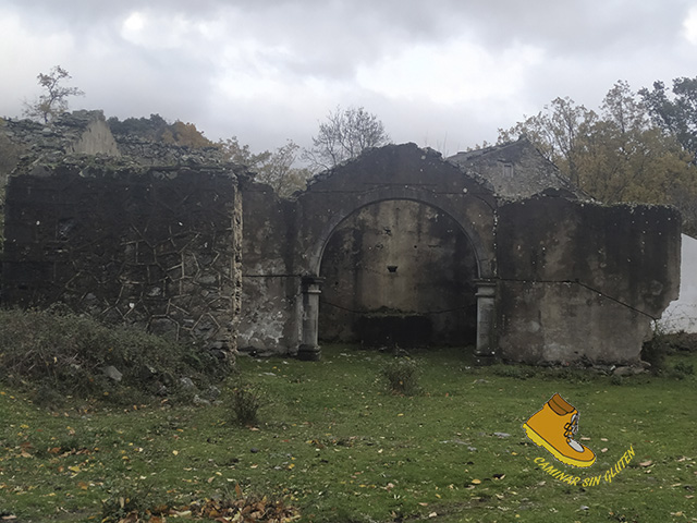 Ruinas de la iglesia de Ribadelago Viejo en Lago de Sanabria