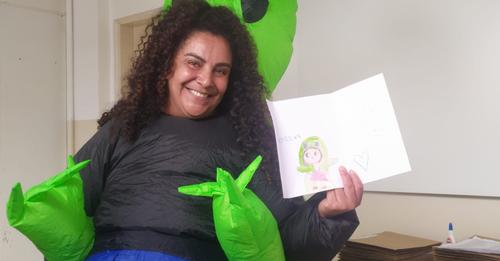 Jundiaí - Funcionária de EMEB veste fantasia para alegrar os alunos