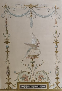 Symetryczna kompozycja ukazuje w centrum białą czaplę z rozpostartymi skrzydłami schylającą głowę do nóg. Dookoła rama z motywu wici roślinnej i elementów jak girlandy, wstęgi.