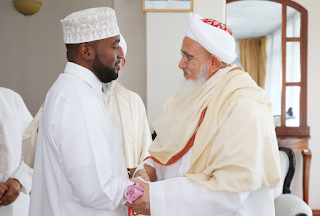 Mombasa governor welcomes the bohra spirual leader.