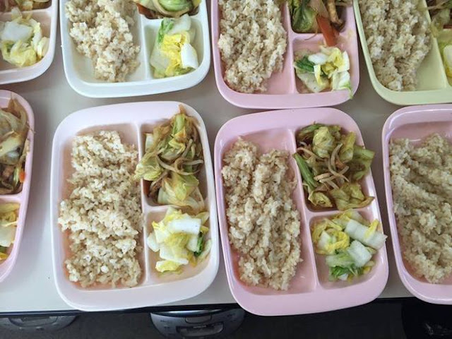 Bữa ăn chỉ có cơm, rau