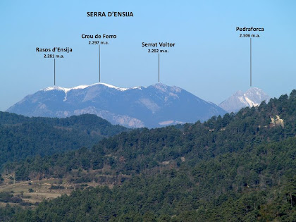 Panoràmica de la Serra d'Ensija i el Pedraforca obtinguda mentre baixem cap al Torrent del Pujol