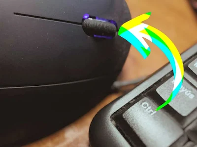 Fotografía de una parte del teclado y al lado un ratón informático. Hay una flecha que indica que hay presionar primero la tecla control del teclado y luengo girar la rueda del ratón
