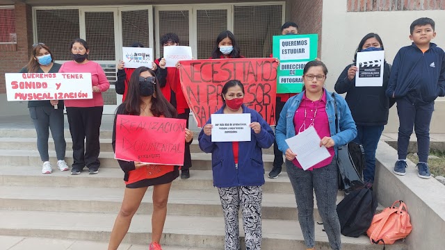 Padres de alumnos del Secundario N° 53 de Palpalá reclamaron por la falta de clases y profesores  en la institución