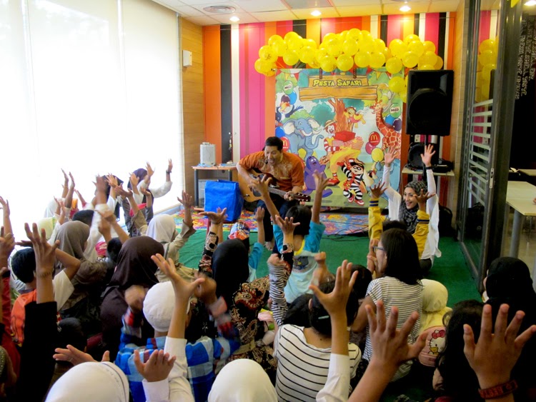 Kak Heru menghibur anak-anak dengan lagu dan dongeng yang menarik