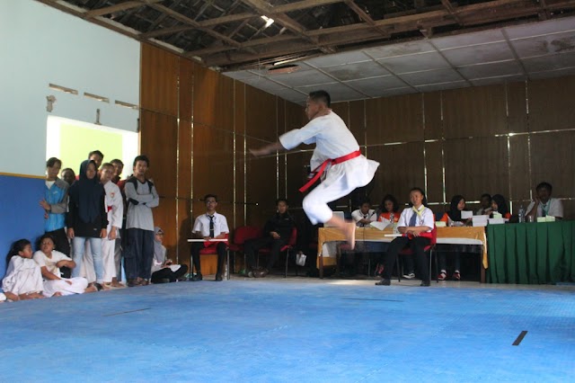 KEJUARAAN KARATE ANTAR PELAJAR MEMPEREBUTKAN PIALA BERGILIR DANDIM 0726 SUKOHARJO