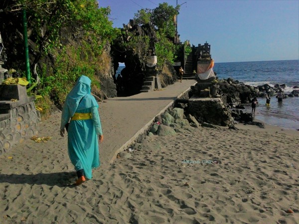 pura dan pantai di batu layar lombok barat