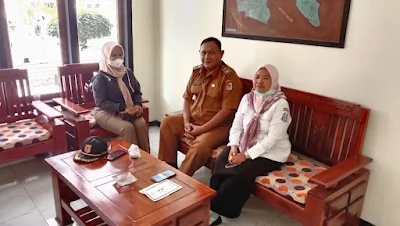 Dari kiri; Rita Lestari, Kades Glundengan, dan Rosa Yulianti sedang berbincang tentang pengadaan ambulans gratis untuk pengidap kanker serviks dan gagal ginjal Oktober lalu di Kantor Desa Glundengan Kecamatan Wuluhan Kabupaten Jember.