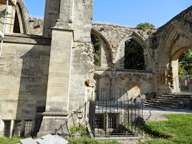 by E.V.Pita (2014) / Glastonbury Abbey, the tomb of King Arthur / Por E.V.Pita (2014) La tumba del rey Arturo en la abadía de Glastonbury