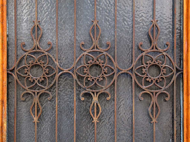 Doorway, ironwork, via Ricasoli, Livorno